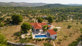 Luxury Villa Nature with heated private pool, sauna & fire pit, a short walk to the beach